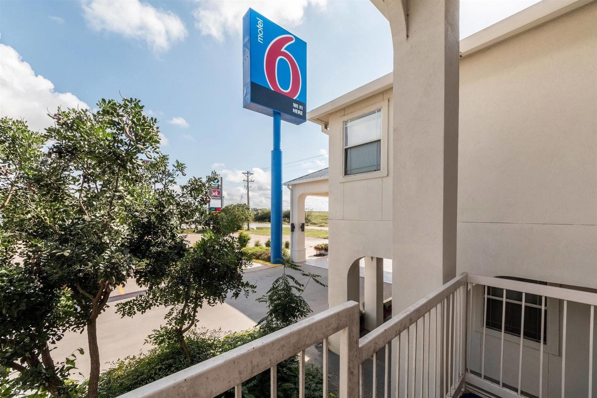 Motel 6 Seguin Tx Екстериор снимка