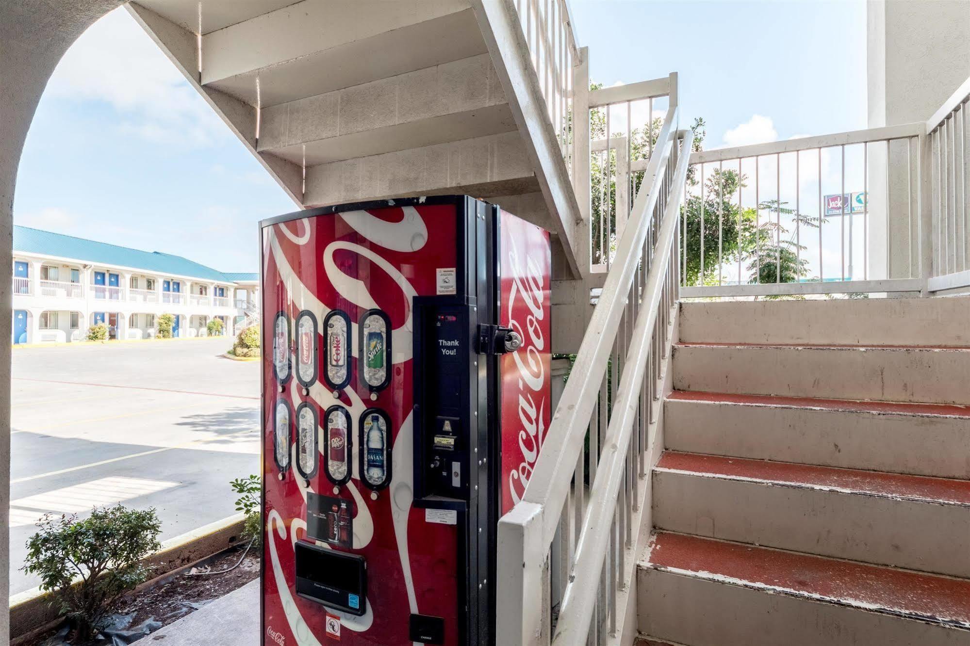 Motel 6 Seguin Tx Екстериор снимка